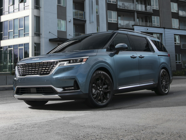 Profile view of a 2023 Kia Carnival parked in front of an apartment building. | Kia dealer in Sherwood, AR | Crain Kia of Sherwood