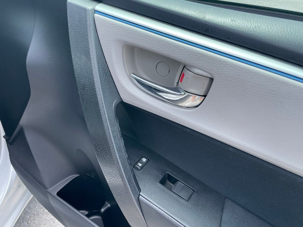 2016 Toyota Corolla LE - 38 MPG / KEYLESS ENTRY