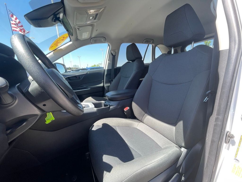 2025 Toyota RAV4 LE - WIRELESS APPLE CARPLAY / 30 MPG