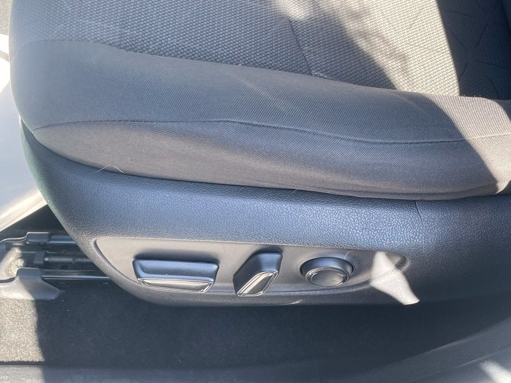 2021 Toyota RAV4 XLE - APPLE CARPLAY / AWD