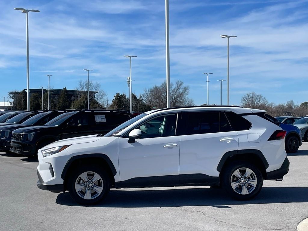 2024 Toyota RAV4 XLE - WIRELESS CARPLAY / BLIND SPOT MONITOR