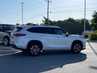 2022 Toyota Highlander XLE - POWER MOONROOF / APPLE CARPLY