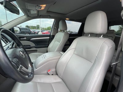 2015 Toyota Highlander XLE V6 - POWER MOONROOF / NAVIGATION
