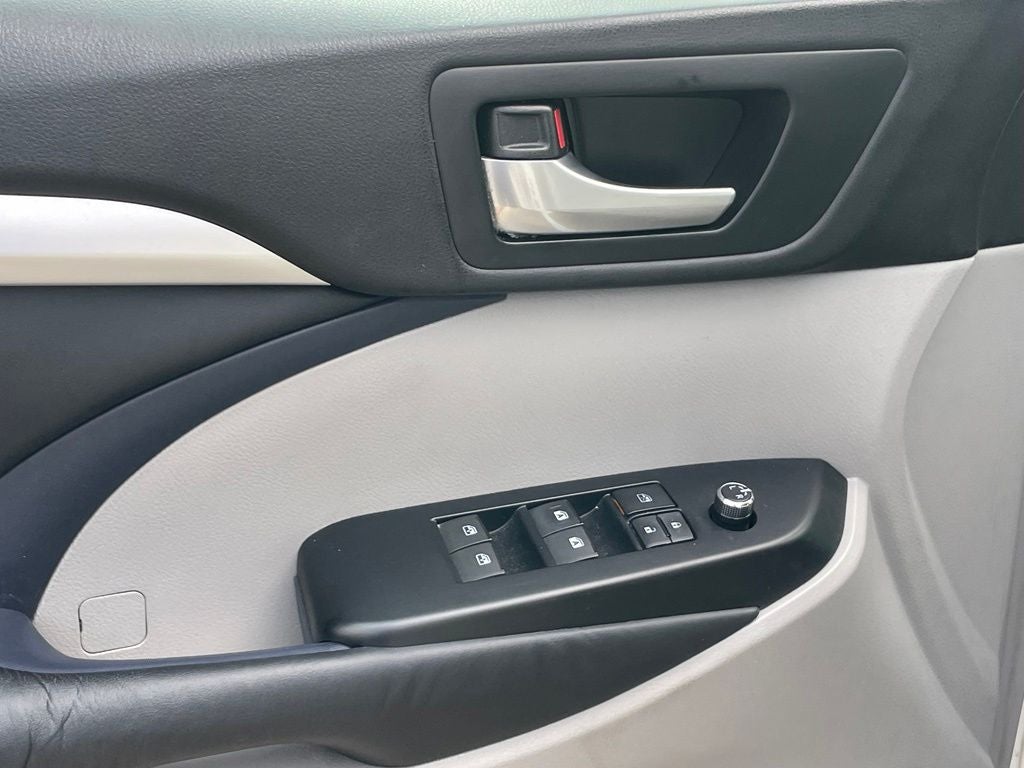 2015 Toyota Highlander XLE V6 - POWER MOONROOF / NAVIGATION