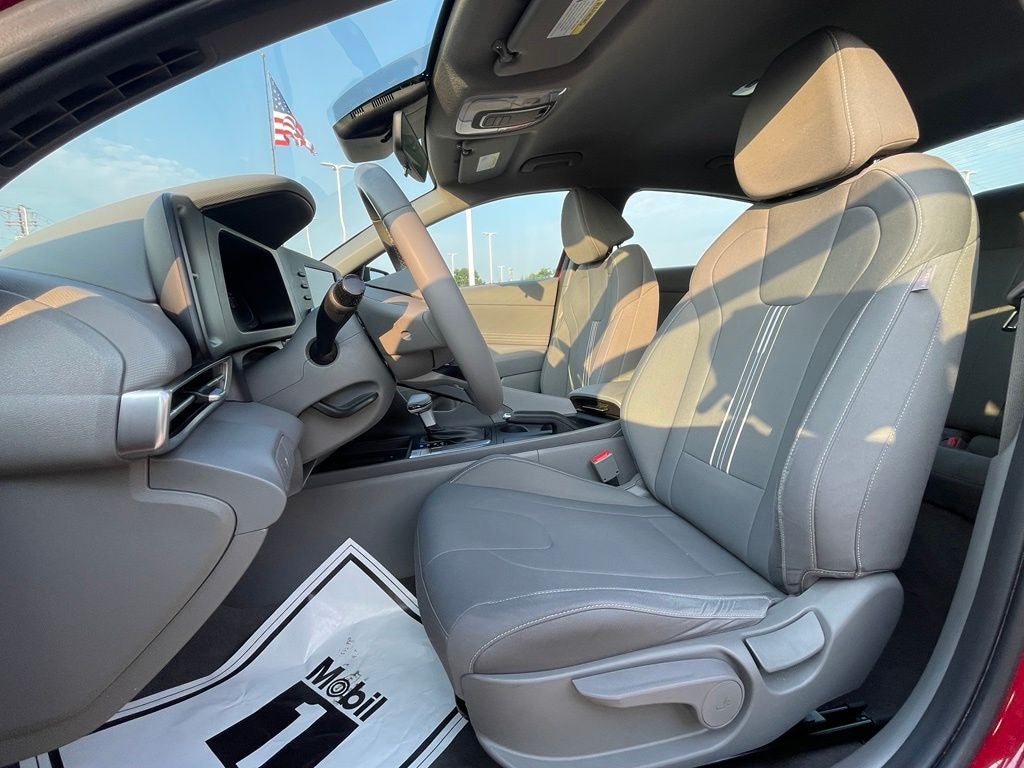 2025 Hyundai Elantra SEL Sport - 39 MPG / APPLE CARPLAY