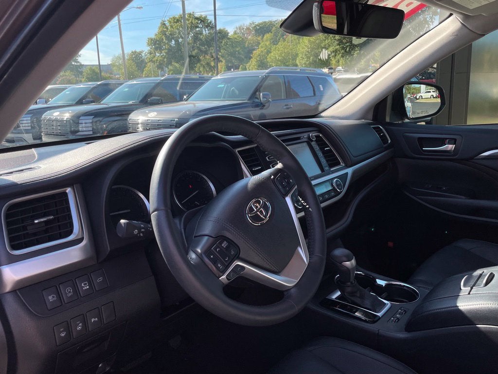 2019 Toyota Highlander Limited Platinum Third Row, Leather, Clean CarFax, One Owner, Low M