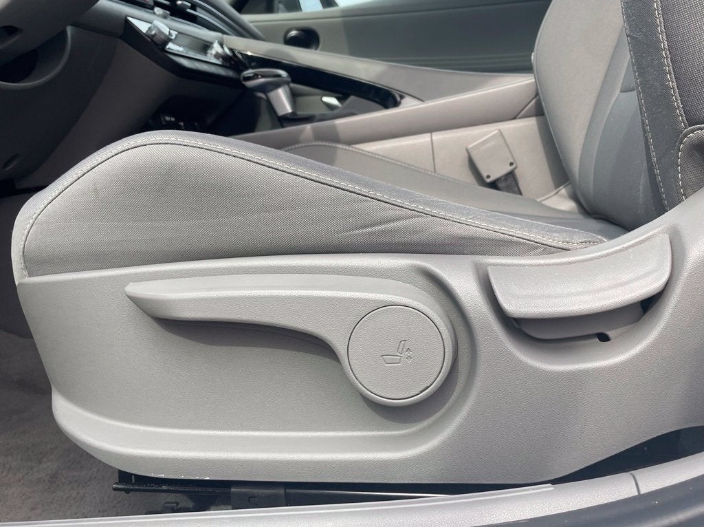 2025 Hyundai Elantra SEL Convenience Sunroof, One Owner