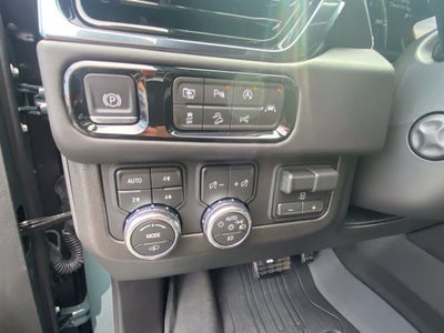 2026 GMC Yukon XL AT4 Ultimate AT4 Black Appearance-Night Vision