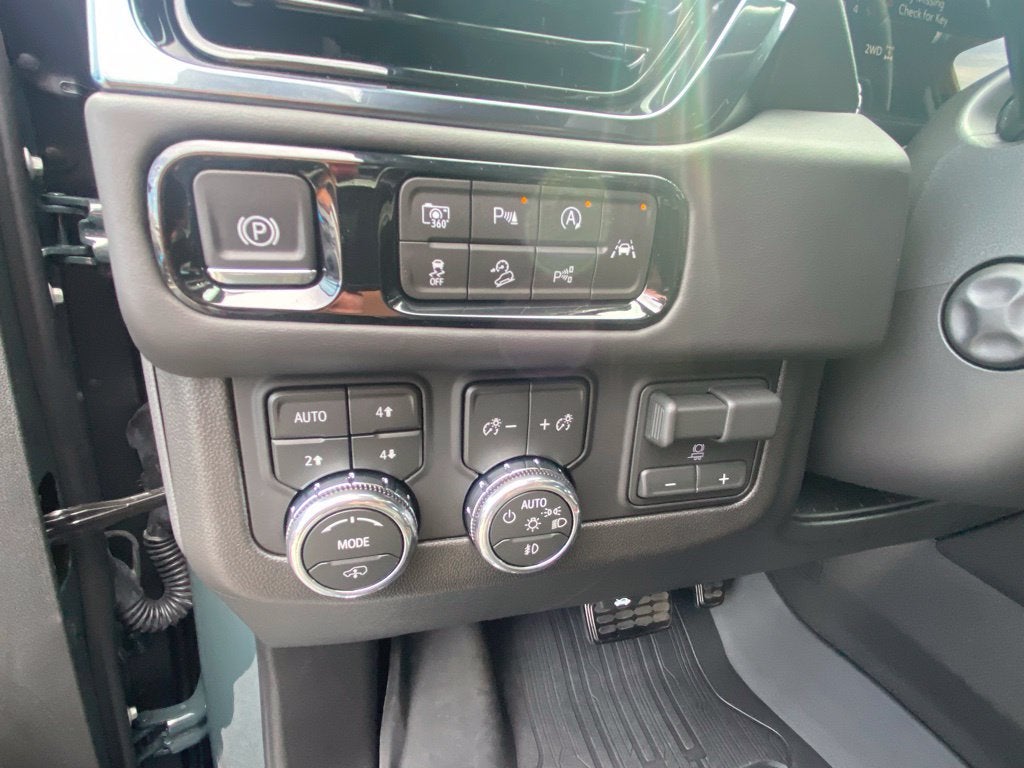 2026 GMC Yukon XL AT4 Ultimate AT4 Black Appearance-Night Vision