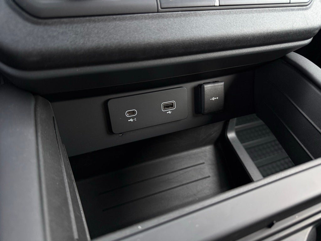 2024 Land Rover Defender 130 X-Dynamic SE