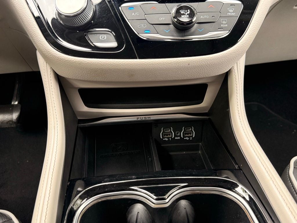 2022 Chrysler Pacifica Limited SOCCER MOM EDITION