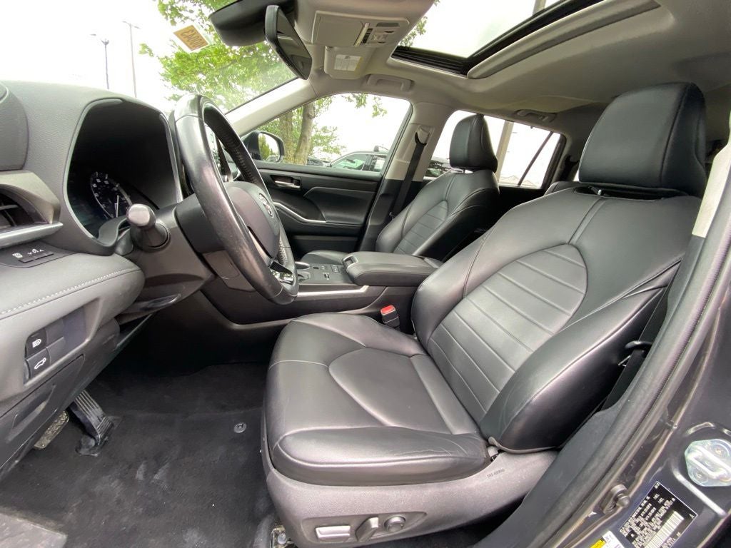 2021 Toyota Highlander XLE CLEAN CARFAX