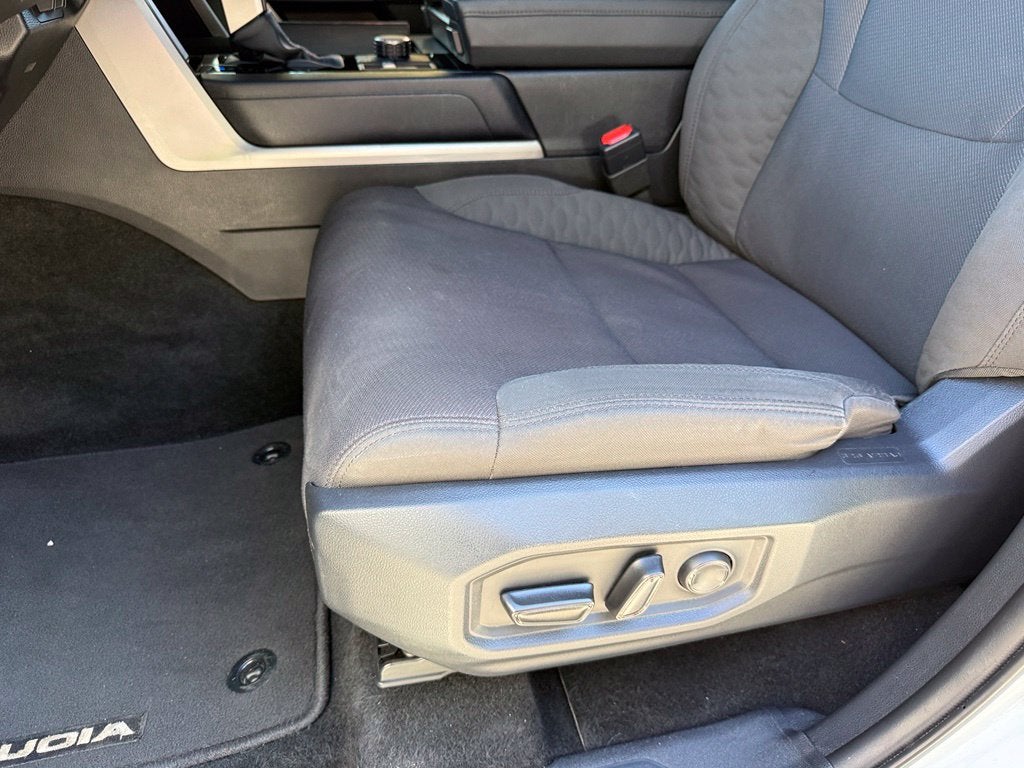 2025 Toyota Sequoia SR5 - 4WD / SUNROOF / CLEAN CARFAX
