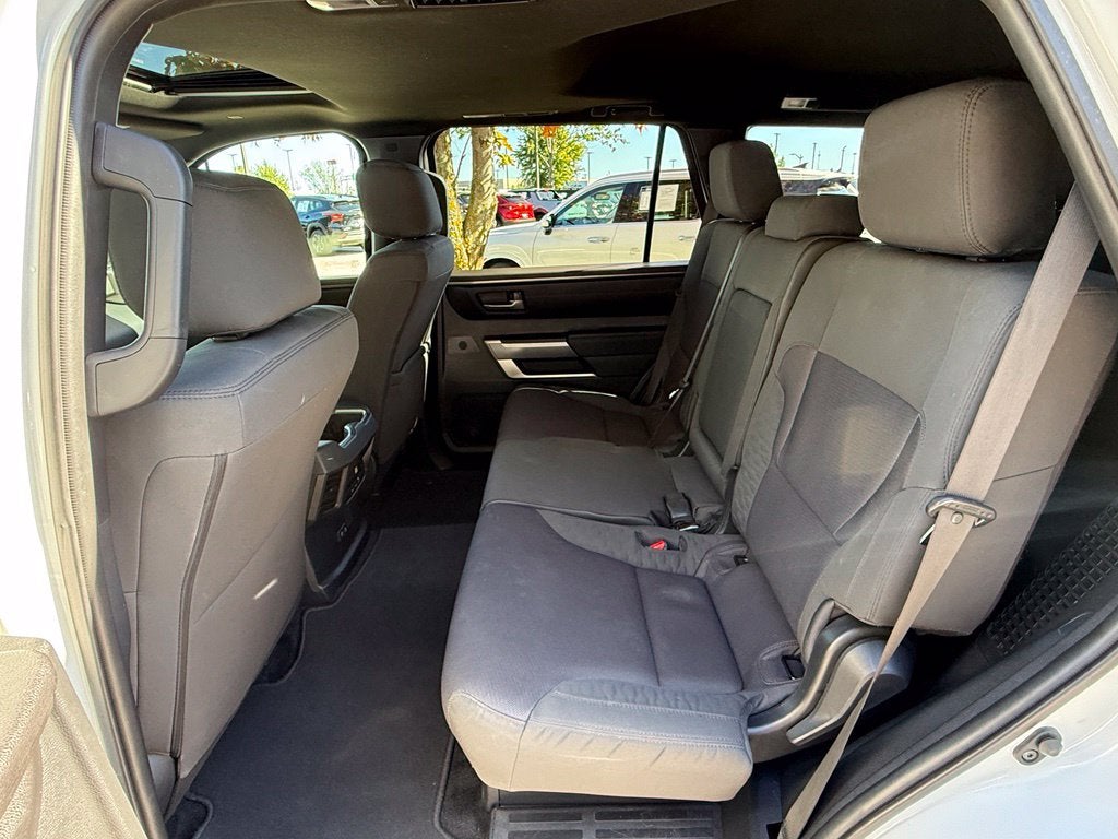 2025 Toyota Sequoia SR5 - 4WD / SUNROOF / CLEAN CARFAX