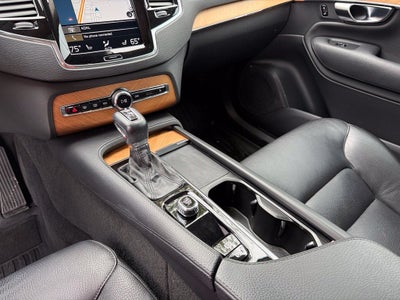 2022 Volvo XC90 T6 Momentum - AWD / PANORAMIC SUNROOF / ONE OWNER