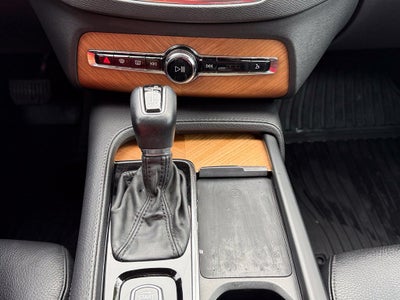 2022 Volvo XC90 T6 Momentum - AWD / PANORAMIC SUNROOF / ONE OWNER