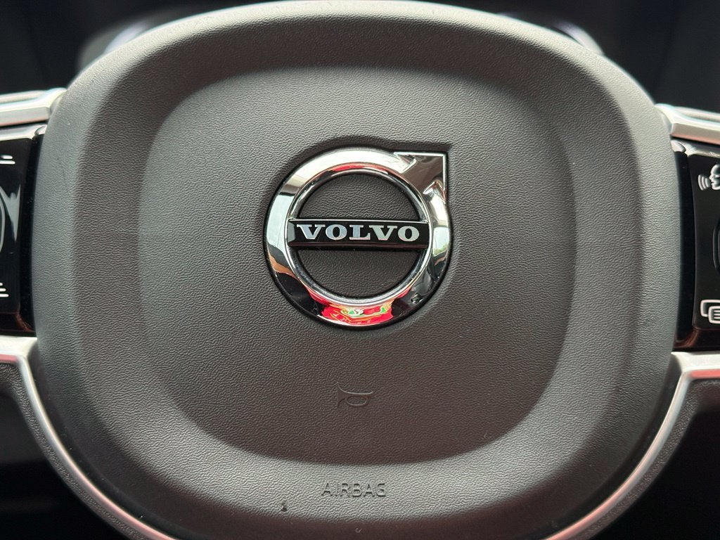 2022 Volvo XC90 T6 Momentum - AWD / PANORAMIC SUNROOF / ONE OWNER