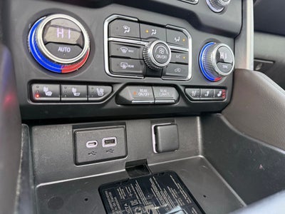 2022 GMC Yukon SLT moon roof/capt seats