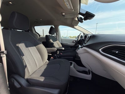 2024 Chrysler Voyager LX