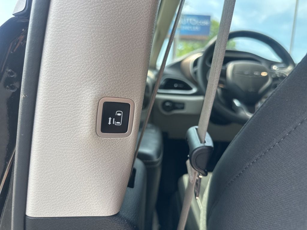2022 Chrysler Voyager LX 1-Owner / Power Liftgate / Apple CarPlay/Android A