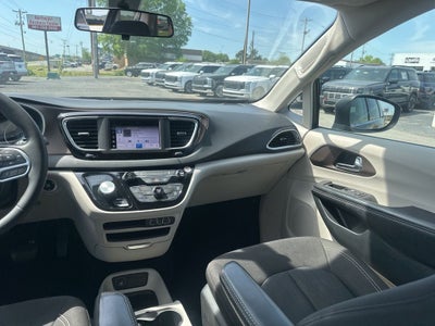 2022 Chrysler Voyager LX 1-Owner / Power Liftgate / Apple CarPlay/Android A