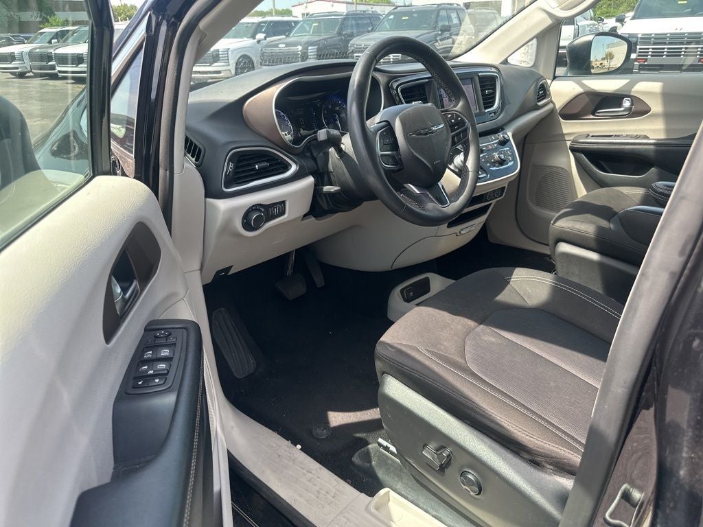 2022 Chrysler Voyager LX 1-Owner / Power Liftgate / Apple CarPlay/Android A