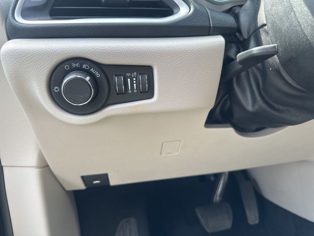 2022 Chrysler Voyager LX 1-Owner / Power Liftgate / Apple CarPlay/Android A
