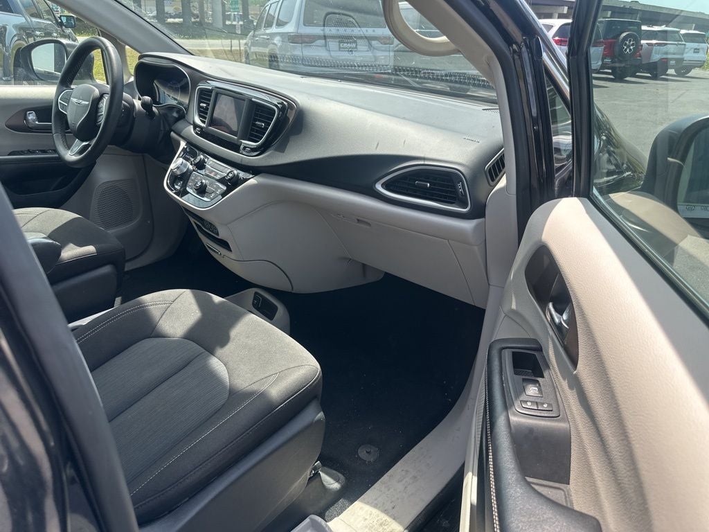 2022 Chrysler Voyager LX 1-Owner / Power Liftgate / Apple CarPlay/Android A