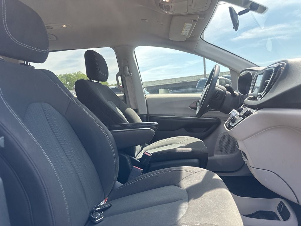 2022 Chrysler Voyager LX 1-Owner / Power Liftgate / Apple CarPlay/Android A