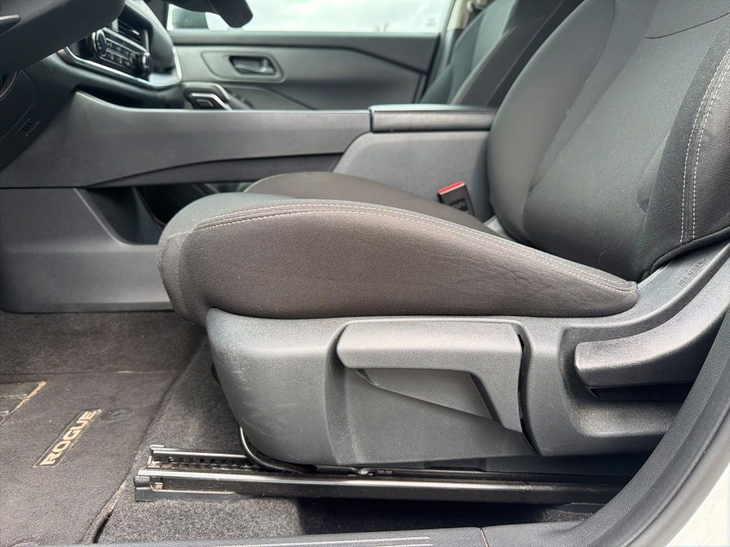 2024 Nissan Rogue S 1-Owner / Blind Spot / Rear Parking Sensors