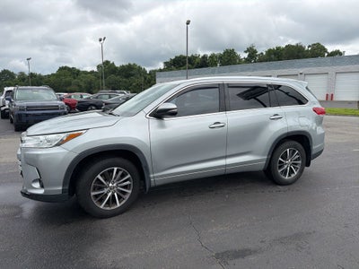 2017 Toyota Highlander XLE Navigation / Clean Carfax / Power Moonroof / 3rd R