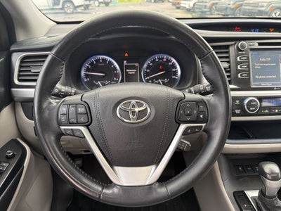 2017 Toyota Highlander XLE Navigation / Clean Carfax / Power Moonroof / 3rd R