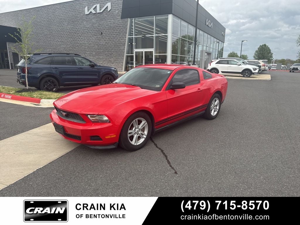 2011 Ford Mustang V6 - CLEAN CARFAX