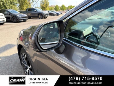 2019 Toyota Camry SE - SUNROOF / CLEAN CARFAX