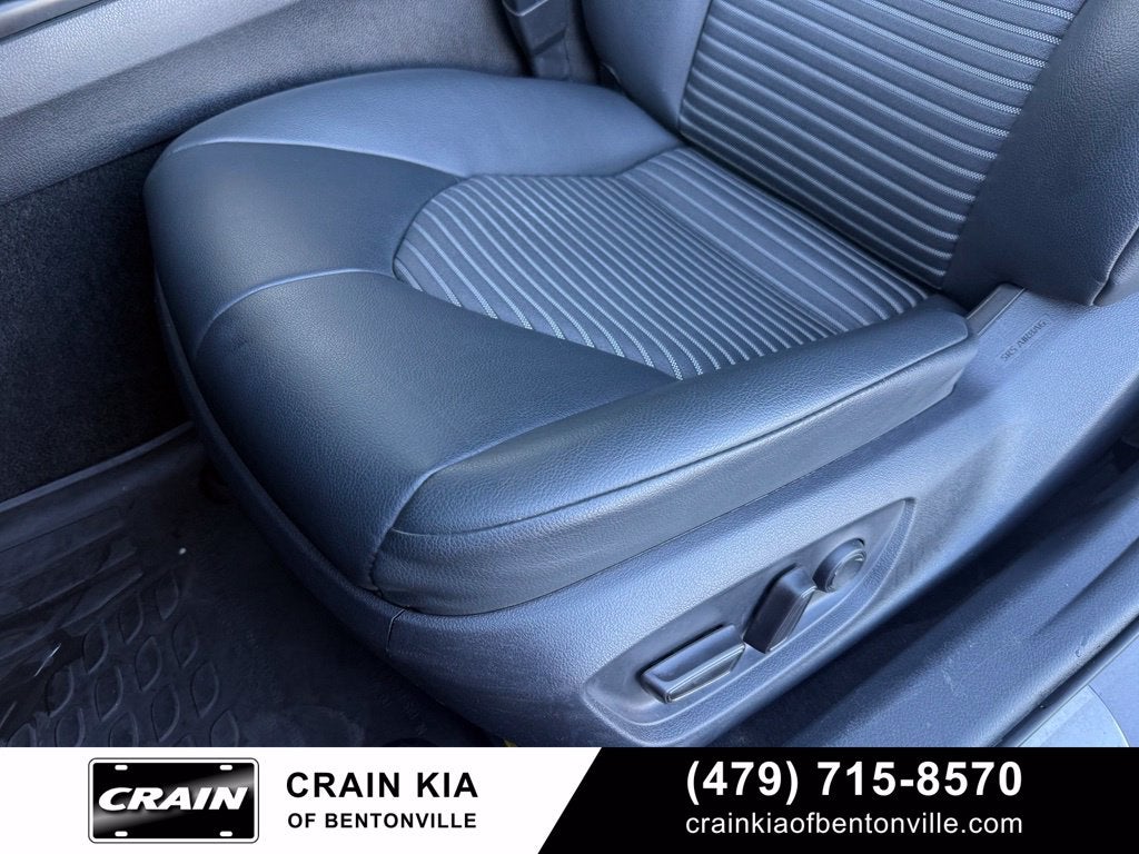 2019 Toyota Camry SE - SUNROOF / CLEAN CARFAX