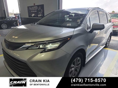 2022 Toyota Sienna XLE 8 Passenger - CARFAX ONE OWNER