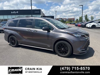 2021 Toyota Sienna XLE 8 Passenger / CLEAN CARFAX