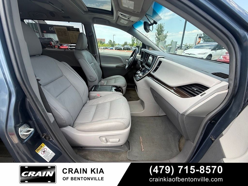 2017 Toyota Sienna XLE - SUNROOF / CLEAN CARFAX / LOW MILES!