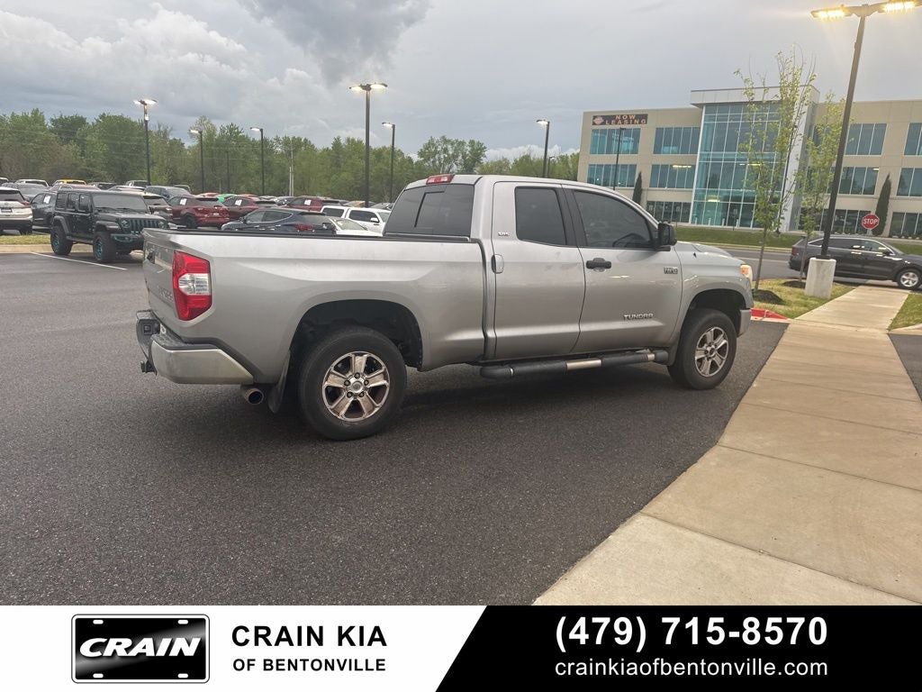 2015 Toyota Tundra SR5 - 4WD / CLEAN CARFAX HISTORY