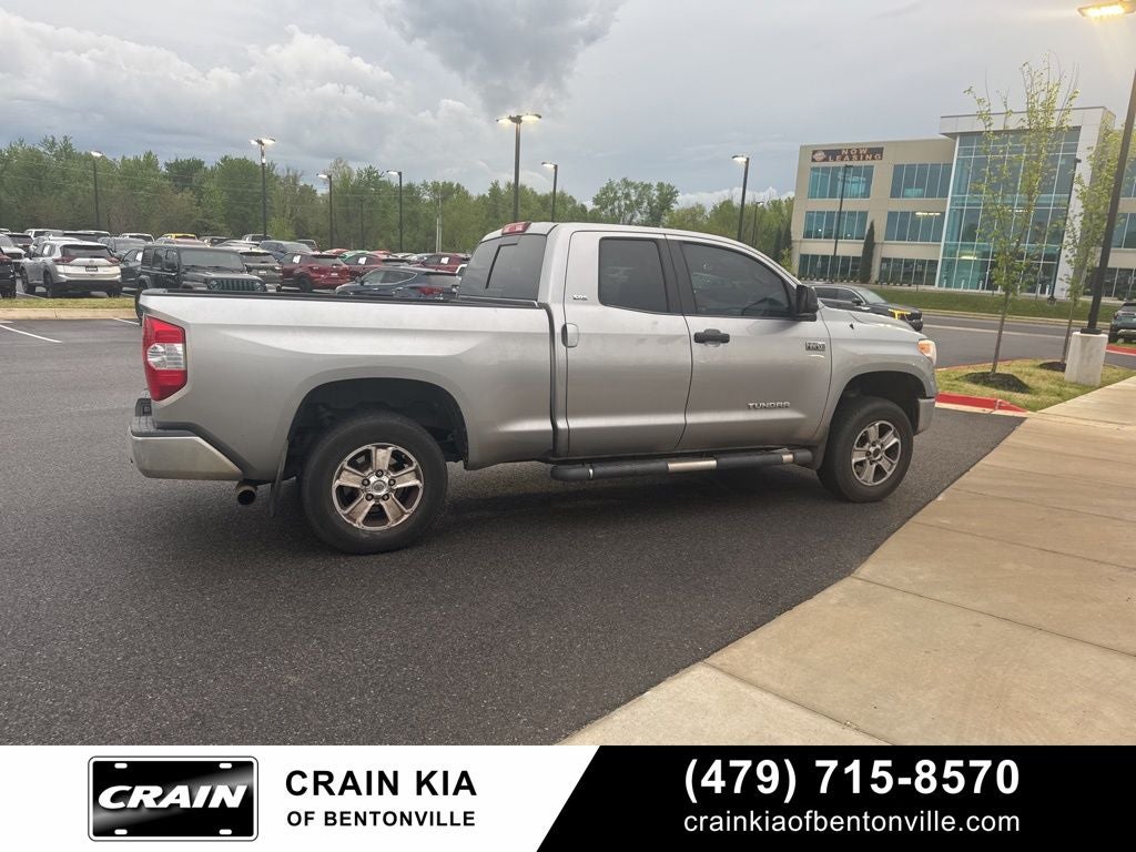 2015 Toyota Tundra SR5 - 4WD / CLEAN CARFAX HISTORY