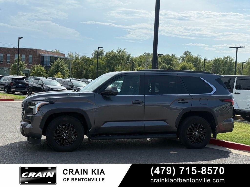 2025 Toyota Sequoia SR5 - 4WD / CLEAN CARFAX / ONE OWNER
