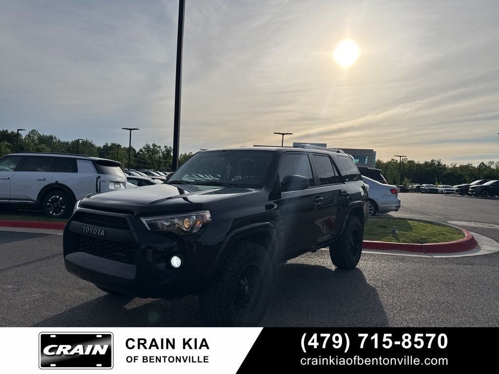 2017 Toyota 4Runner SR5 - 4WD / LIFTED!