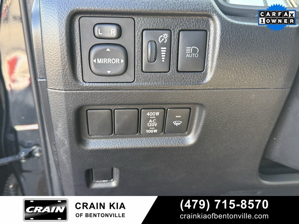 2024 Toyota 4Runner SR5 - 4WD / CLEAN CARFAX / ONE OWNER