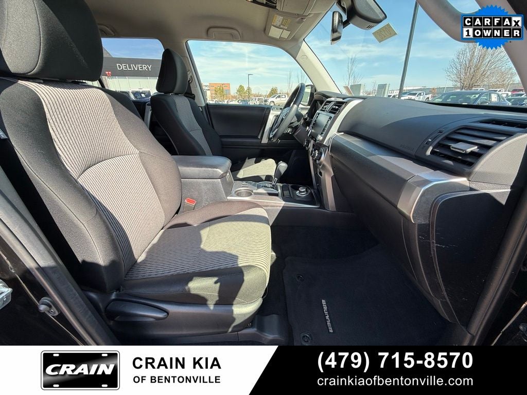 2024 Toyota 4Runner SR5 - 4WD / CLEAN CARFAX / ONE OWNER