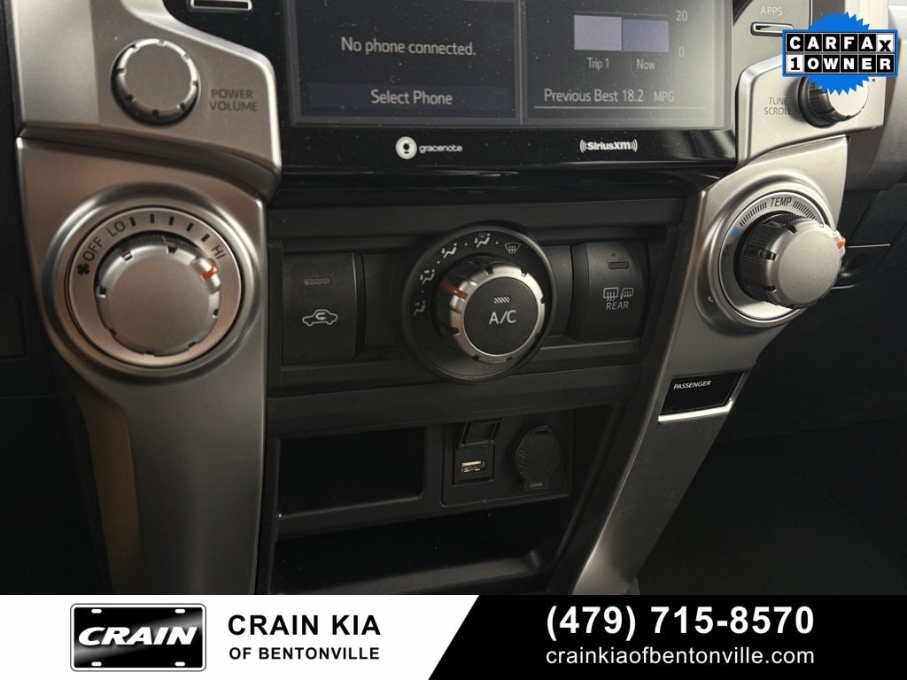 2024 Toyota 4Runner SR5 - 4WD / CLEAN CARFAX / ONE OWNER