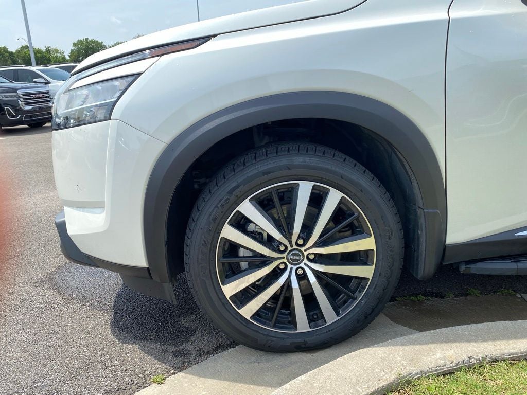 2024 Nissan Pathfinder Platinum 4X4 / HEATED AND COOLED SEATS / LOADED