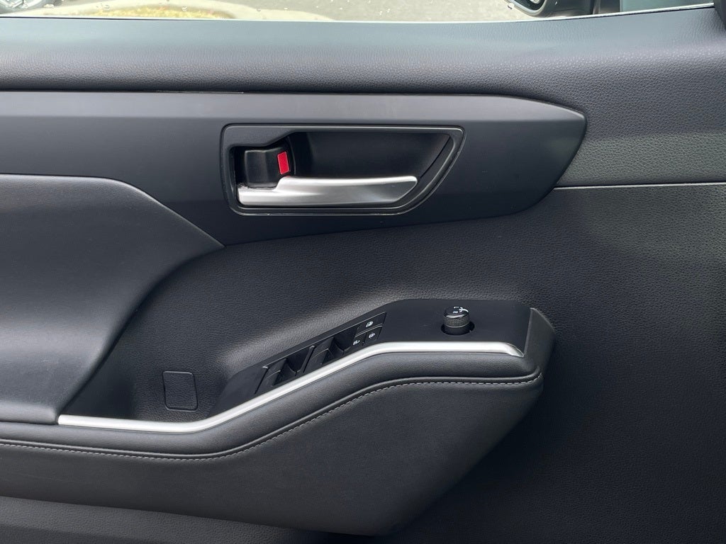 2024 Toyota Highlander LE SUNROOF / CAPT CHAIRS / 3RD ROW