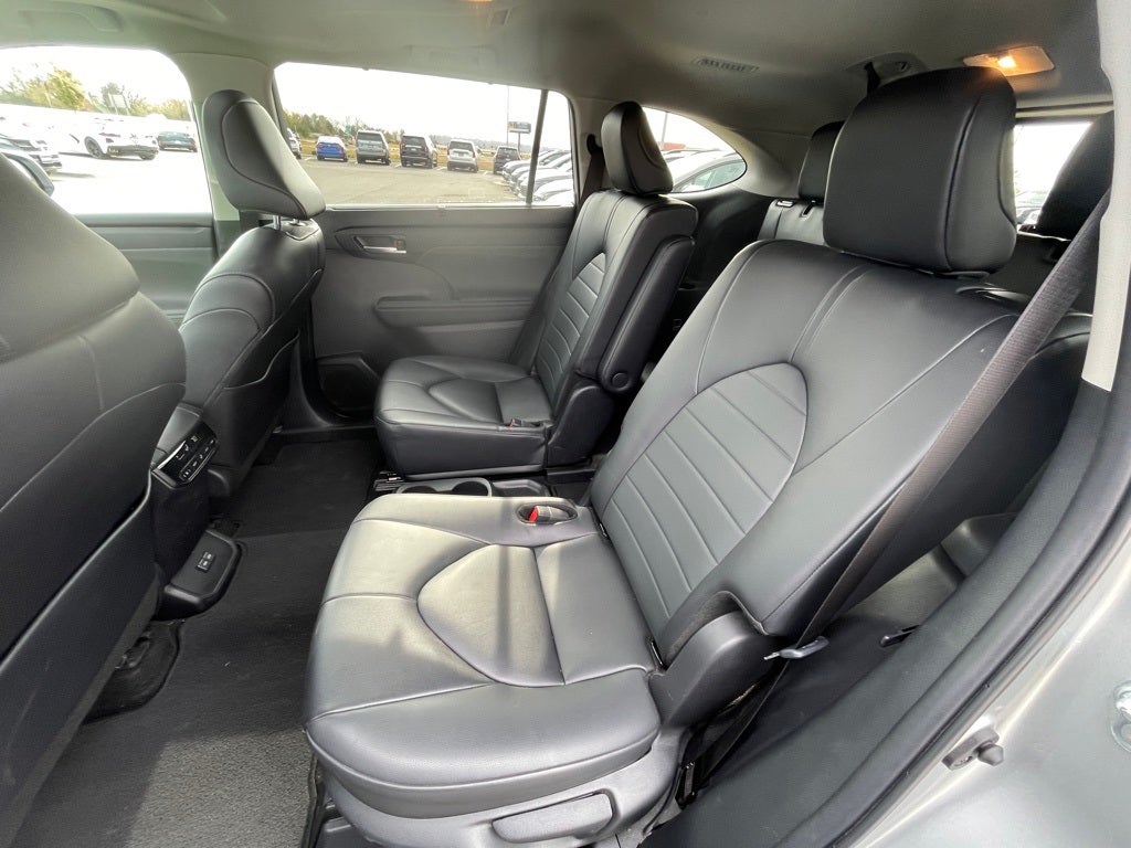 2024 Toyota Highlander LE SUNROOF / CAPT CHAIRS / 3RD ROW
