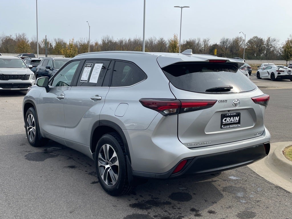 2024 Toyota Highlander LE SUNROOF / CAPT CHAIRS / 3RD ROW