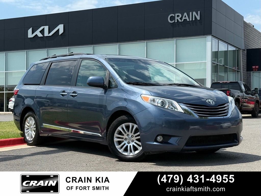 2017 Toyota Sienna XLE 8 Passenger / SUNROOF / NAV / HEATED SEATS